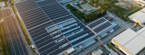 Photographie aérienne d'une toiture photovoltaïque sur un entrepôt